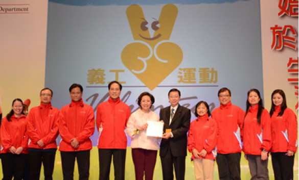 孙国林先生与恒爱义工队